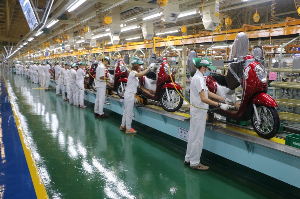 На сборочной линии Astar Motor в Джакарте На сборочной линии Astar Motor в Джакарте