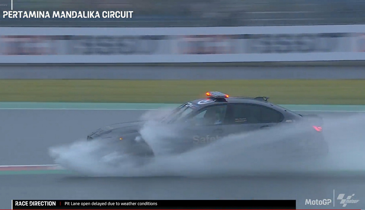 SAfetycar поднимает волну в Мандалике SAfetycar поднимает волну в Мандалике