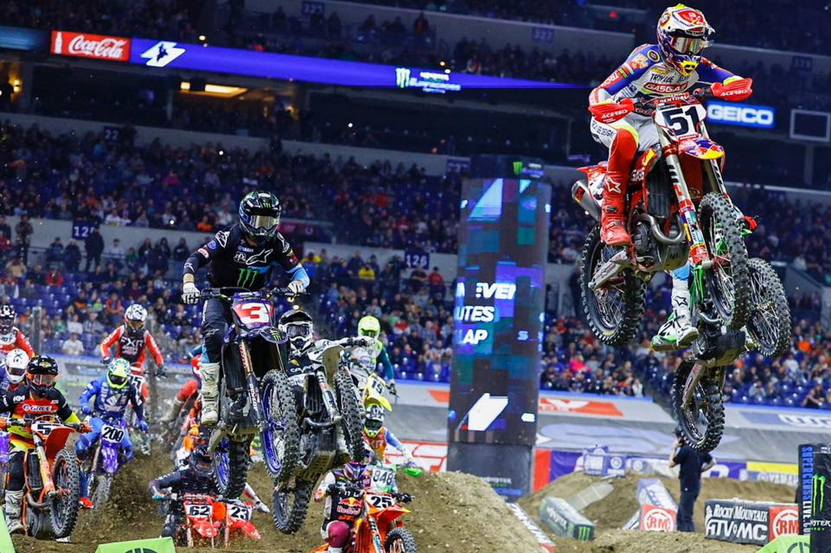 Джастин Барша вырывается вперед на старте Main Event 450SX в Индиане Джастин Барша вырывается вперед на старте Main Event 450SX в Индиане