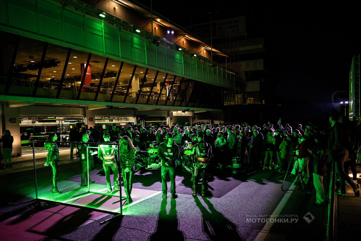 Kawasaki Racing Team устроила презентацию прямо на пит-лейне Barcelona-Catalunya Circuit Kawasaki Racing Team устроила презентацию прямо на пит-лейне Barcelona-Catalunya Circuit