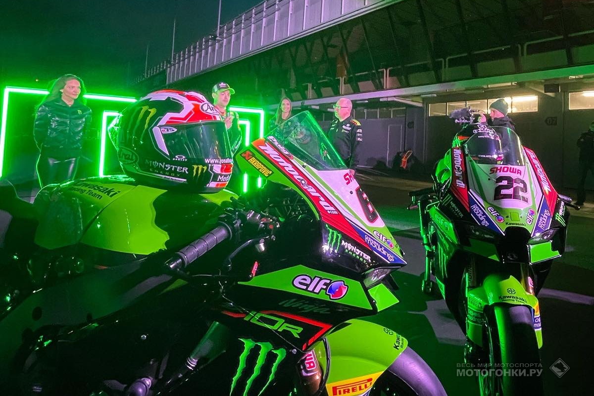 Kawasaki Racing Team устроила презентацию прямо на пит-лейне Barcelona-Catalunya Circuit Kawasaki Racing Team устроила презентацию прямо на пит-лейне Barcelona-Catalunya Circuit