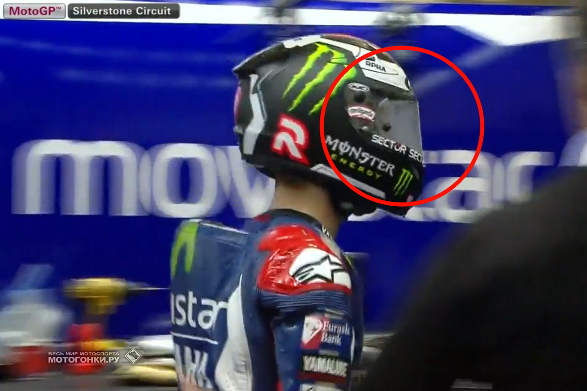 Полностью запотевший шлем Хорхе Лоренцо, Гран-При Великобритании MotoGP, 2015 Полностью запотевший шлем Хорхе Лоренцо, Гран-При Великобритании MotoGP, 2015