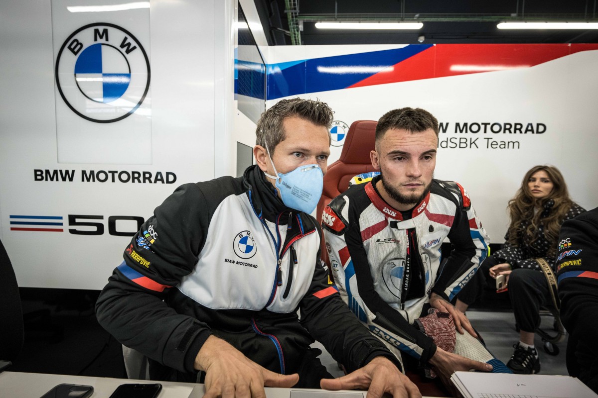 Илья Михальчик в боксе BMW Motorrad Motorsport Илья Михальчик в боксе BMW Motorrad Motorsport