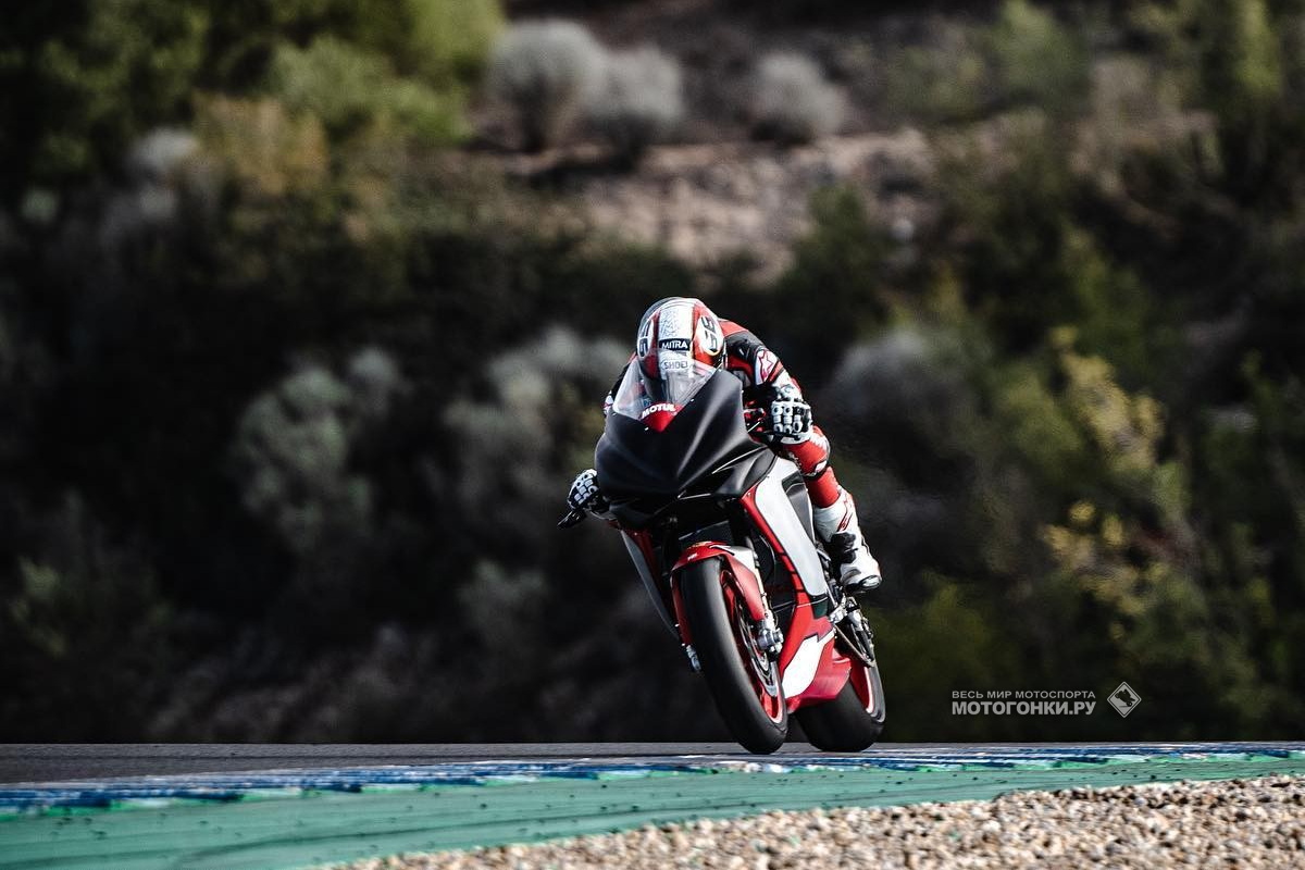 Ники Туули на новеньком MV Agusta F3 800 RR на тестах в Хересе (январь 2022) Ники Туули на новеньком MV Agusta F3 800 RR на тестах в Хересе (январь 2022)
