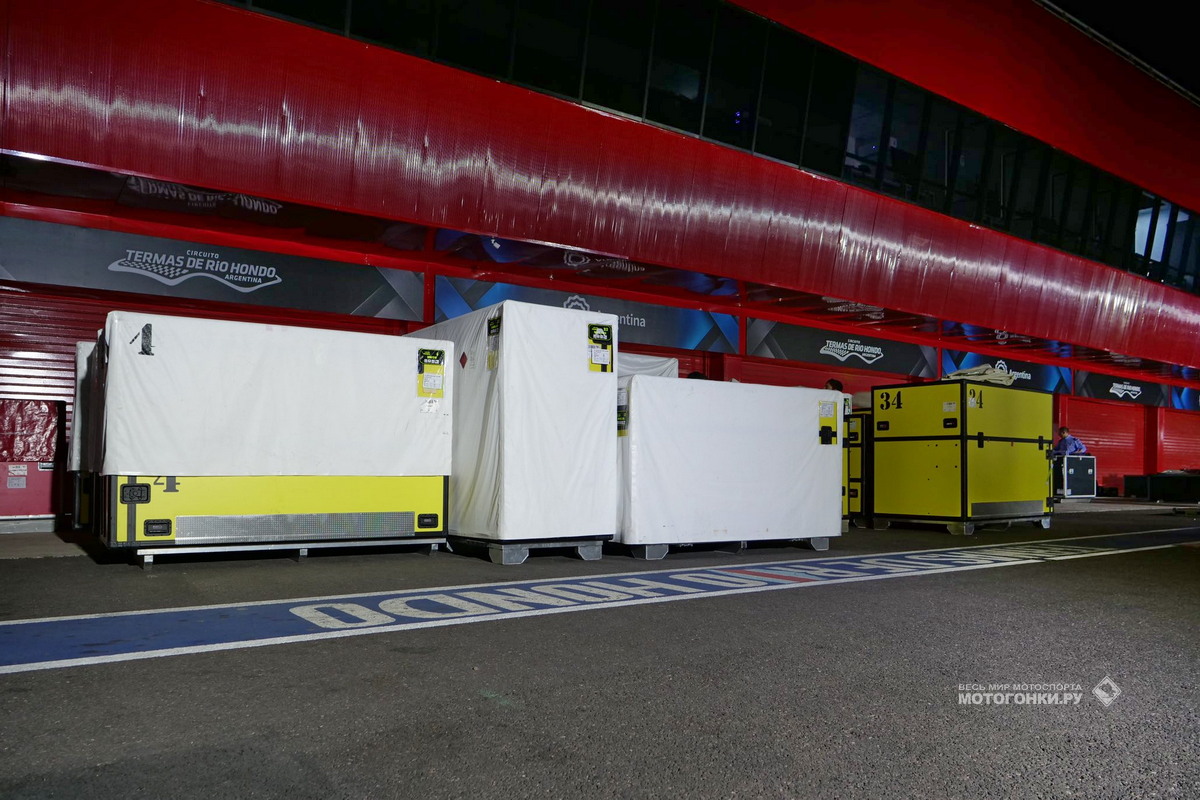 Багаж Mooney VR46 Racing Team был выгружен перед боксом команды в 4:15 утра Багаж Mooney VR46 Racing Team был выгружен перед боксом команды в 4:15 утра