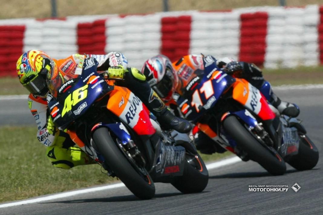 Валентино Росси против Тору Укавы (Repsol Honda) в схватке за титул MotoGP 2002 года Валентино Росси против Тору Укавы (Repsol Honda) в схватке за титул MotoGP 2002 года