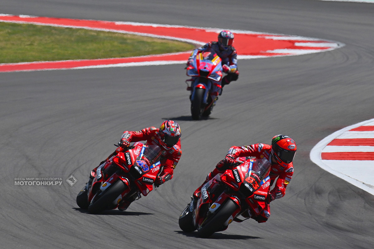 Пилоты Ducati по очереди выходили на 1-ю позицию Q2, ускоряя друг друга Пилоты Ducati по очереди выходили на 1-ю позицию Q2, ускоряя друг друга
