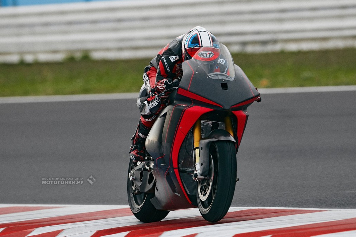 Миккеле Пирро на борту прототипа MotoE Ducati V21L Миккеле Пирро на борту прототипа MotoE Ducati V21L