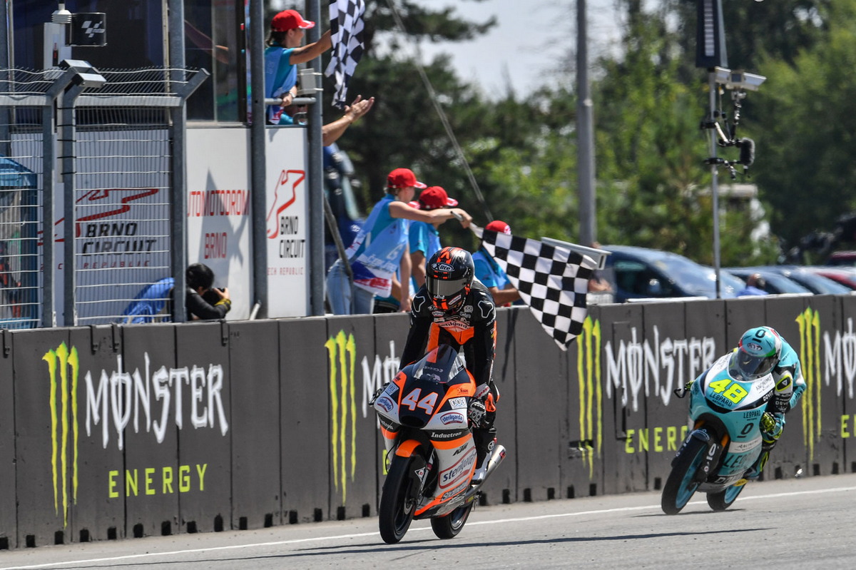 Husqvarna выигрывает Гран-При Чехии у Honda - новая реальность Moto3 Husqvarna выигрывает Гран-При Чехии у Honda - новая реальность Moto3