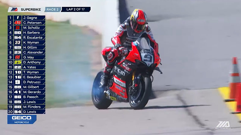 Двигатель Ducati задымил от перегрева из-за длительного ожидания старта на решетке Двигатель Ducati задымил от перегрева из-за длительного ожидания старта на решетке