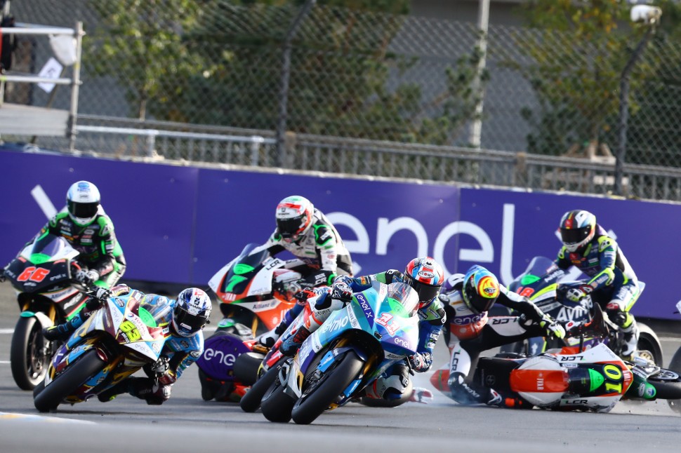 Кубок мира по MotoE стал интересней - более агрессивным Кубок мира по MotoE стал интересней - более агрессивным