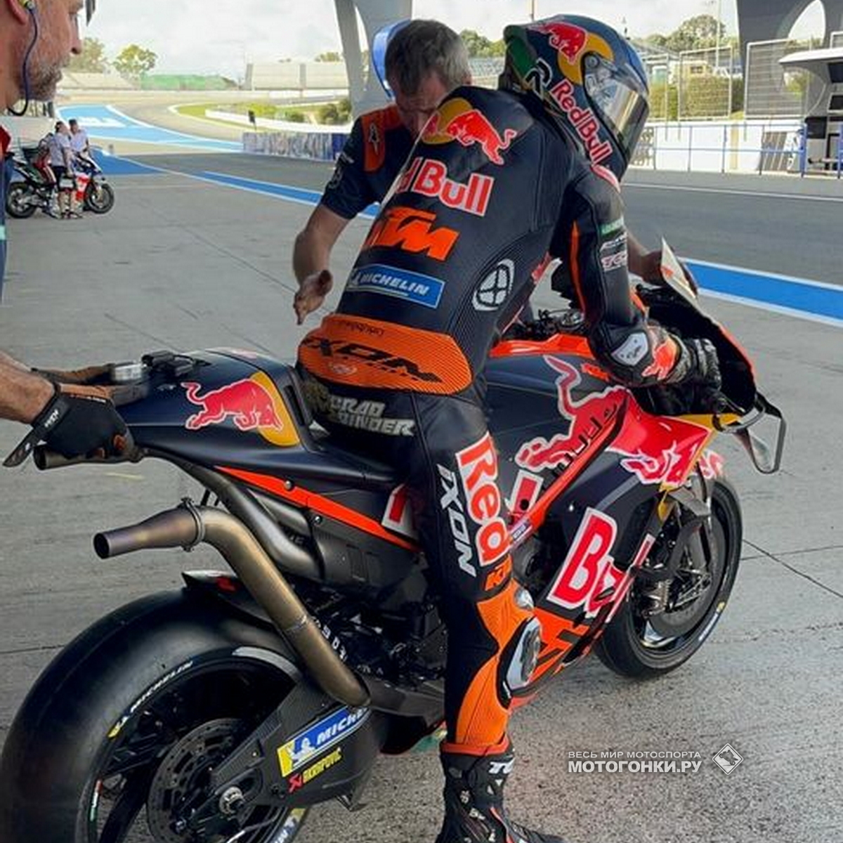 Интересный вариант выпускной системы KTM RC16 Интересный вариант выпускной системы KTM RC16