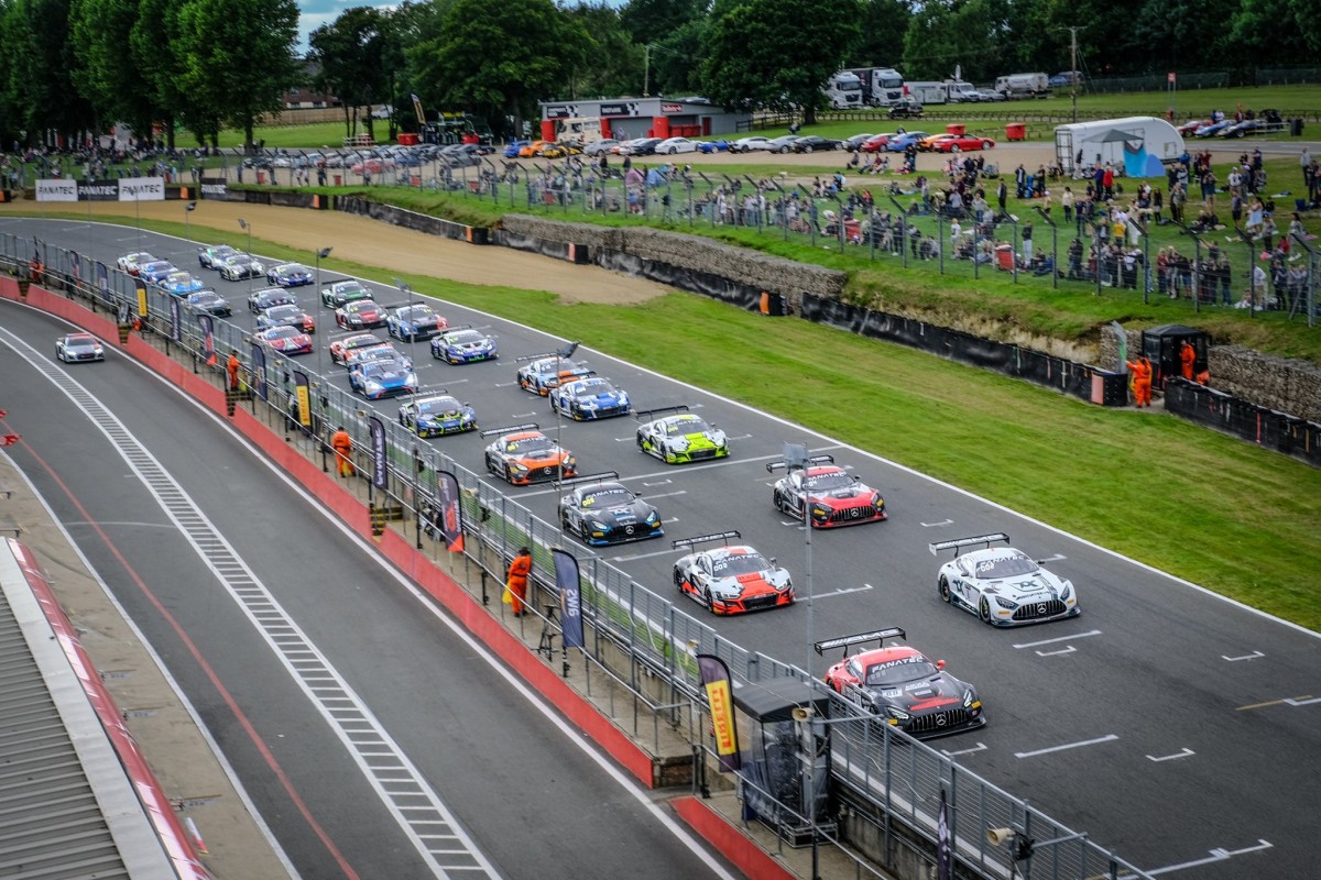 Старт 2-го этапа GT World Challenge в Brands Hatch Старт 2-го этапа GT World Challenge в Brands Hatch