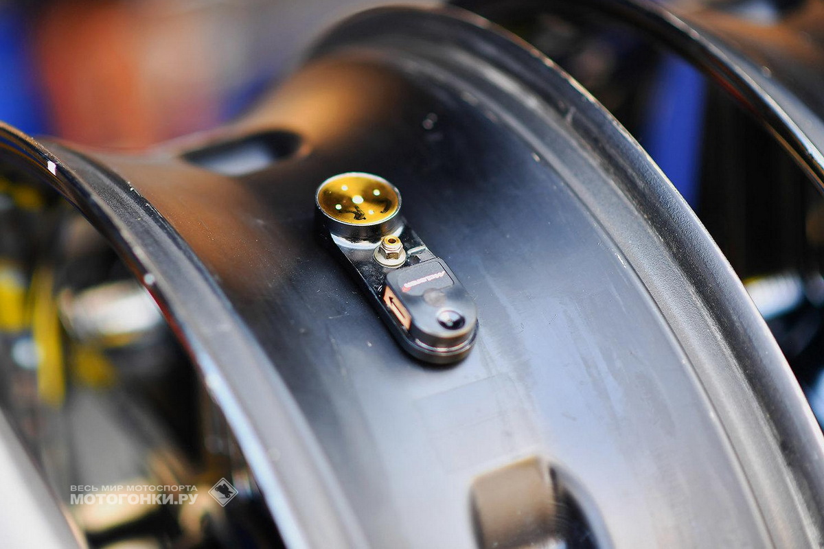 TPMS датчик на колесном диске прототипа MotoGP TPMS датчик на колесном диске прототипа MotoGP