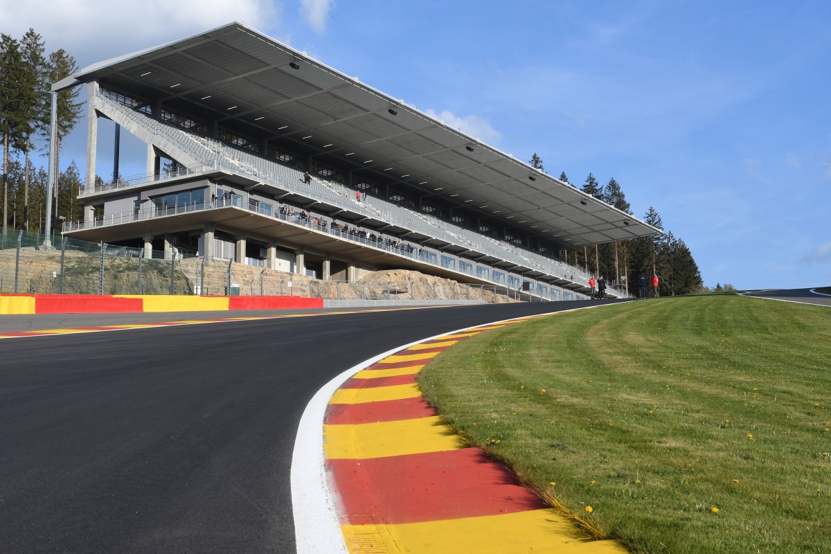 Новая трибуна на вершине Eau Rouge в Circuit de Spa-Francorchamps Новая трибуна на вершине Eau Rouge в Circuit de Spa-Francorchamps