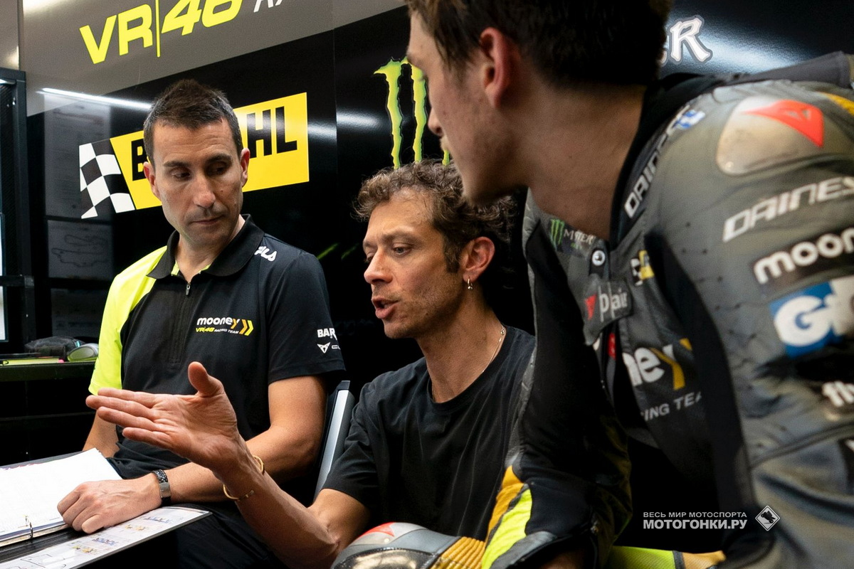 Валентино Росси в гараже Mooney VR46 Racing Team MotoGP на Гран-При ИТалии Валентино Росси в гараже Mooney VR46 Racing Team MotoGP на Гран-При ИТалии