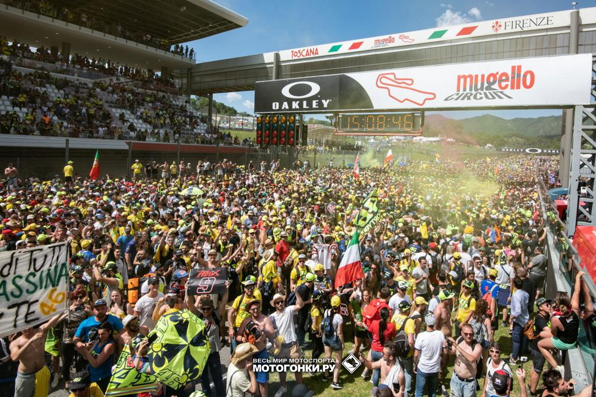 Толпа фанатов MotoGP на стартовой прямой после финиша Гран-При Италии Толпа фанатов MotoGP на стартовой прямой после финиша Гран-При Италии