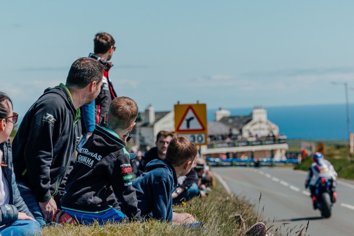 На Isle of Man TT всегда много зрителей На Isle of Man TT всегда много зрителей