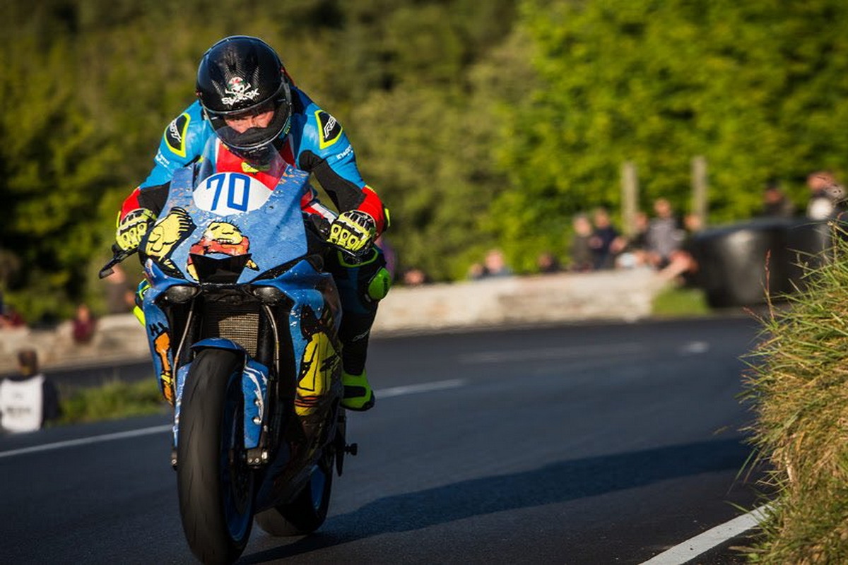 Марк Парслоу на квалификации Isle of Man TT во вторник... до фатального падения Марк Парслоу на квалификации Isle of Man TT во вторник... до фатального падения