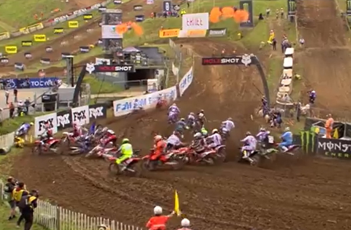 Завал в первом повороте заезда MXGP (увы, таким было качество трансляции) Завал в первом повороте заезда MXGP (увы, таким было качество трансляции)