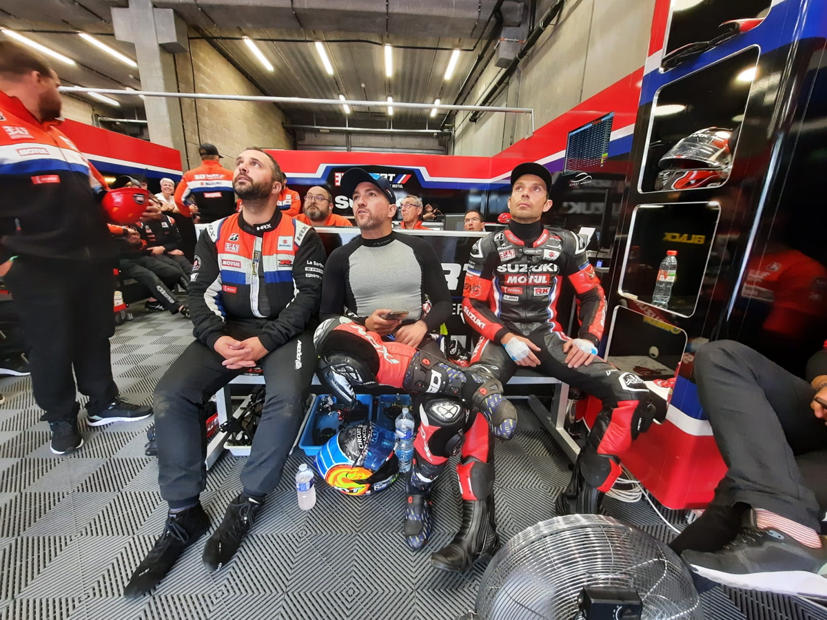 Команда Yoshimura SERT переживает за своего коллегу Команда Yoshimura SERT переживает за своего коллегу