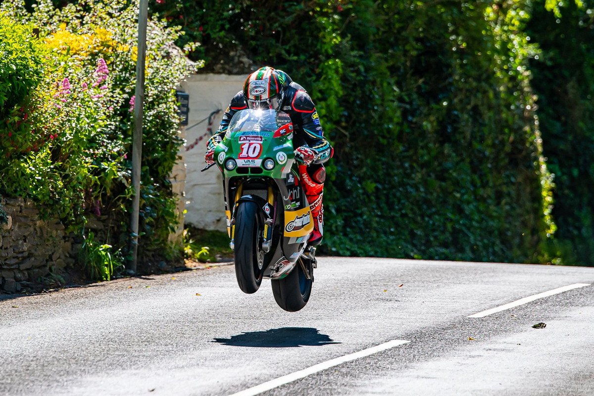 Питер Хикман на мотоцикле Paton, Isle of Man TT Supertwin Питер Хикман на мотоцикле Paton, Isle of Man TT Supertwin