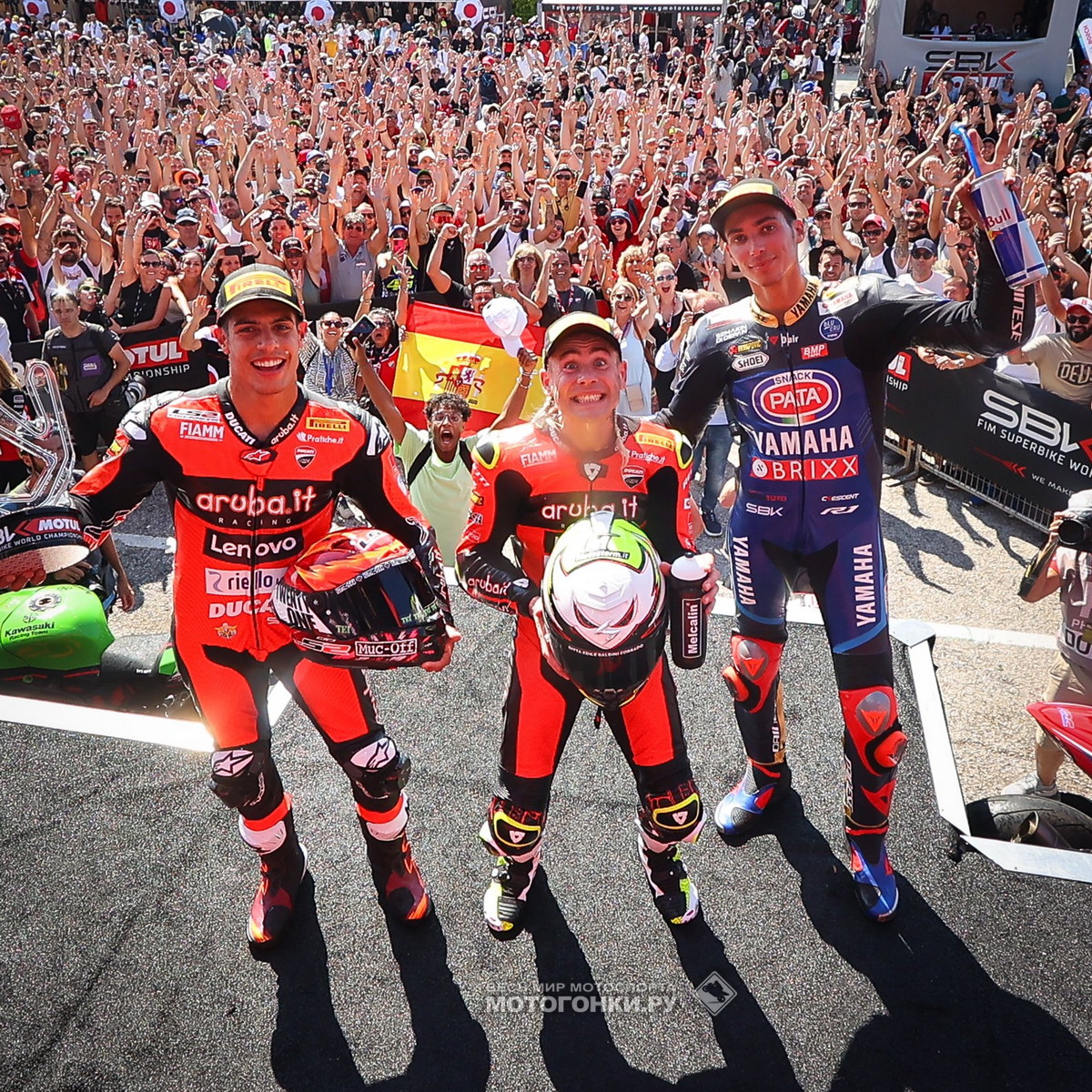Призеры WSBK на фоне толпы фанатов в паддоке Призеры WSBK на фоне толпы фанатов в паддоке