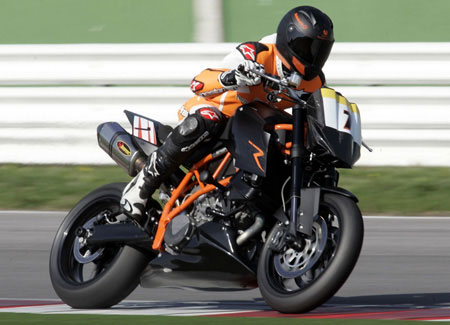 Шумми выступал на KTM Super Duke 990 под номером 7