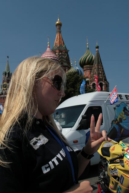 Парни! Нужно два шлема и два комбеза в три часа для презентации команды
