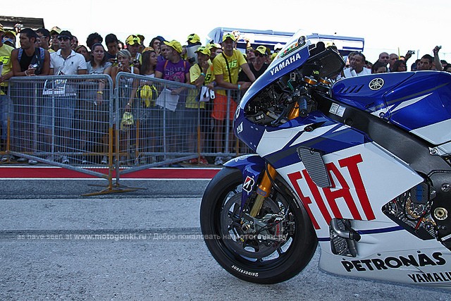 Пит-лейн перед боксом FIAT Yamaha
