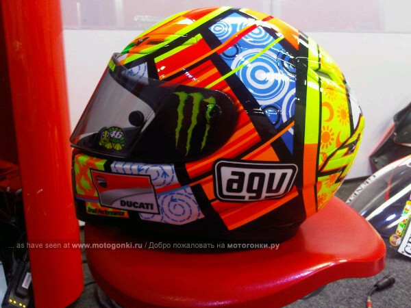 MotoGP: новый шлем Валентино Росси MotoGP: новый шлем Валентино Росси
