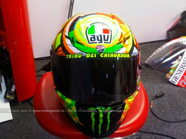 MotoGP: новый шлем Валентино Росси MotoGP: новый шлем Валентино Росси