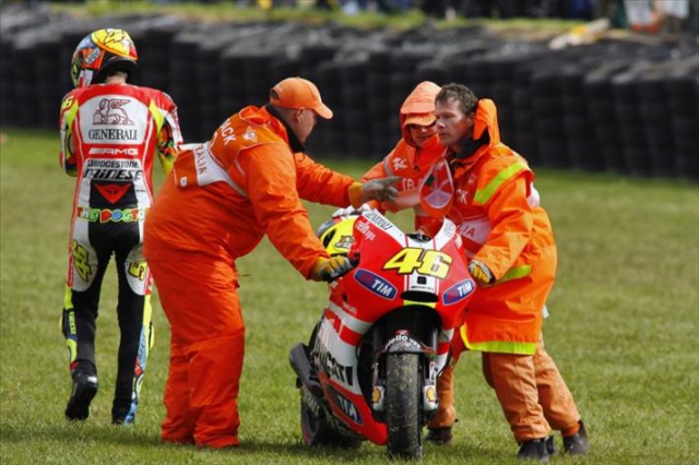 Падение Валентино Росси в Phillip Island Падение Валентино Росси в Phillip Island