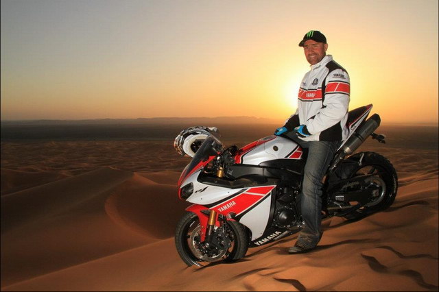 Стефан Петрансель на Yamaha R1 в пустыне Стефан Петрансель на Yamaha R1 в пустыне