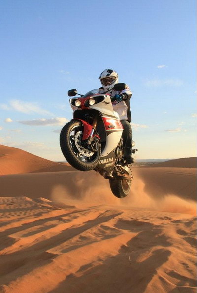 Стефан Петрансель на Yamaha R1 в пустыне Стефан Петрансель на Yamaha R1 в пустыне