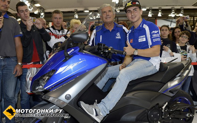 Чемпион 2012 года Хорхе Лоренцо на стенде Yamaha на EICMA вместе с Агостини Чемпион 2012 года Хорхе Лоренцо на стенде Yamaha на EICMA вместе с Агостини