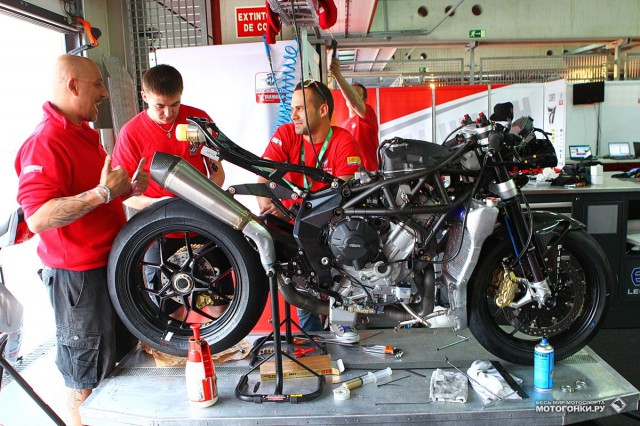 Motorland Aragon, WSS: YMS - Владимир Леонов и команда колдуют над MV Agusta Motorland Aragon, WSS: YMS - Владимир Леонов и команда колдуют над MV Agusta