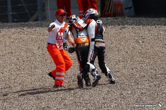 Гран-При Германии - Moto3: таких не берут в космонавты - драка Браена Шаутена и Скотта Деру после совместной аварии - крупный план Гран-При Германии - Moto3: таких не берут в космонавты - драка Браена Шаутена и Скотта Деру после совместной аварии - крупный план