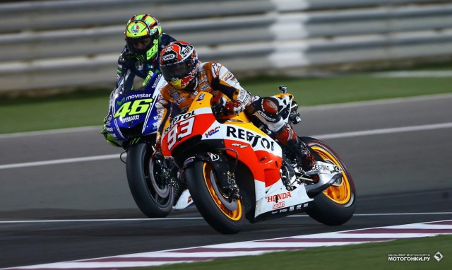 Специальный репортаж из Катара, MotoGP: тот самый момент - Маркес обходит Росси в первом повороте в stoppie