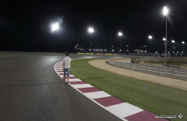 Алексей Иванов изучает ночной Losail International Circuit: тени падают только в стороны и назад, а спереди - нет!