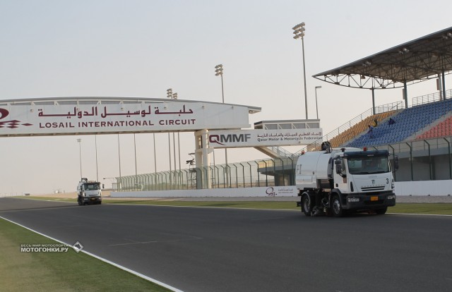 MotoGP - Гран-При Катара 2015: специальные машины-пылесосы убирают пыль и грязь с асфальта Losail International Circuit перед началом FP1