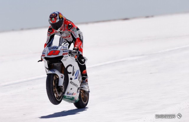 MotoGP 2015 Argentina GP 3st Round: Джек Миллер (LCR Honda) делает wheelie в соляной долине Salinas Grandes MotoGP 2015 Argentina GP 3st Round: Джек Миллер (LCR Honda) делает wheelie в соляной долине Salinas Grandes