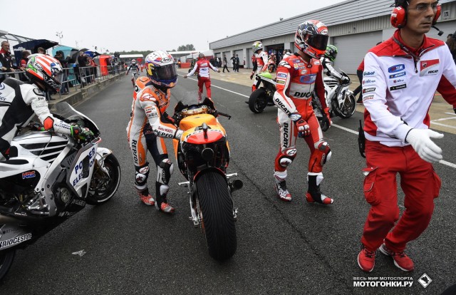 MotoGP 2015 British GP 12th Round: хаос на пит-лейне после начала дождя