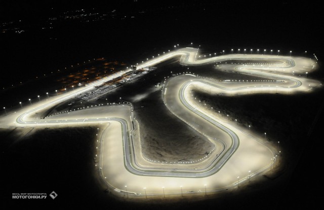 Вид на ночной Losail International Circuit с вертолета