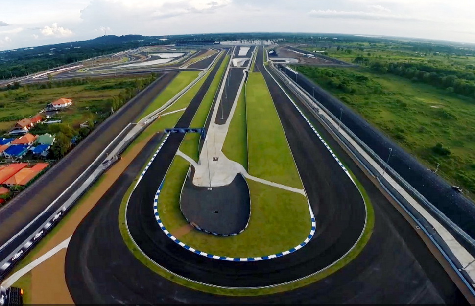 3-й поворот Chang International Circuit: хорошо видно виртуальность 2-го поворота