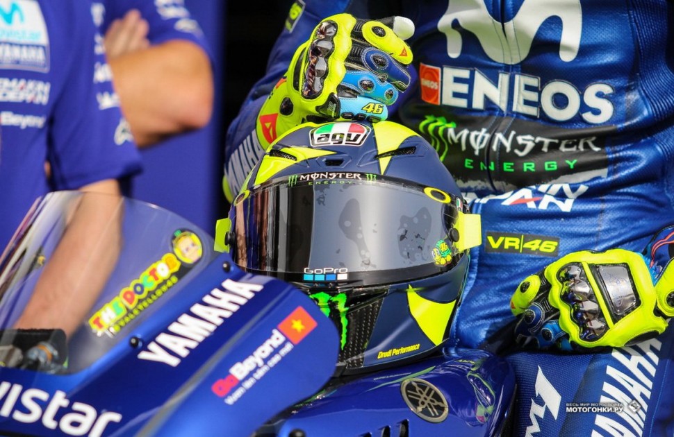 MotoGP - Qatar GP 2018: Валентино Росси показал новый шлем, специально для Гран-При Катара MotoGP - Qatar GP 2018: Валентино Росси показал новый шлем, специально для Гран-При Катара