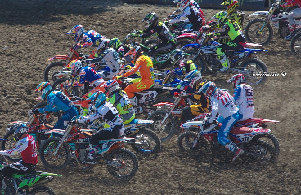 MXGP of Russia - Гран-При России по мотокроссу 2018: на старте 1-й гонки - Бобрышев №777 оказался в клинче с Петером Петровым №152, оба едва за завалились на стартовой прямой MXGP of Russia - Гран-При России по мотокроссу 2018: на старте 1-й гонки - Бобрышев №777 оказался в клинче с Петером Петровым №152, оба едва за завалились на стартовой прямой