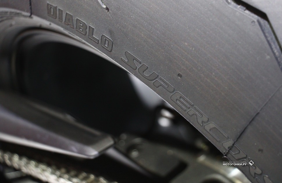 Ducati Panigale V4 R (2019) комплектуется покрышками Pirelli DIABLO Supercorsa SP (200/60 сзади)