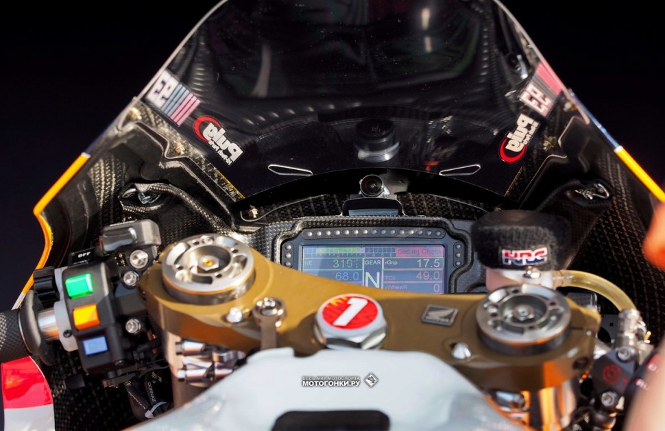 MotoGP - Honda RC213V (2019) - цветная приборная панель в прогревочном режиме