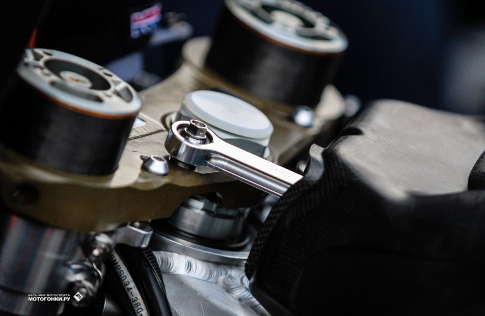 MotoGP - Honda RC213V (2019) - спорная деталь мотоцикла, похожая на рычаг HESD